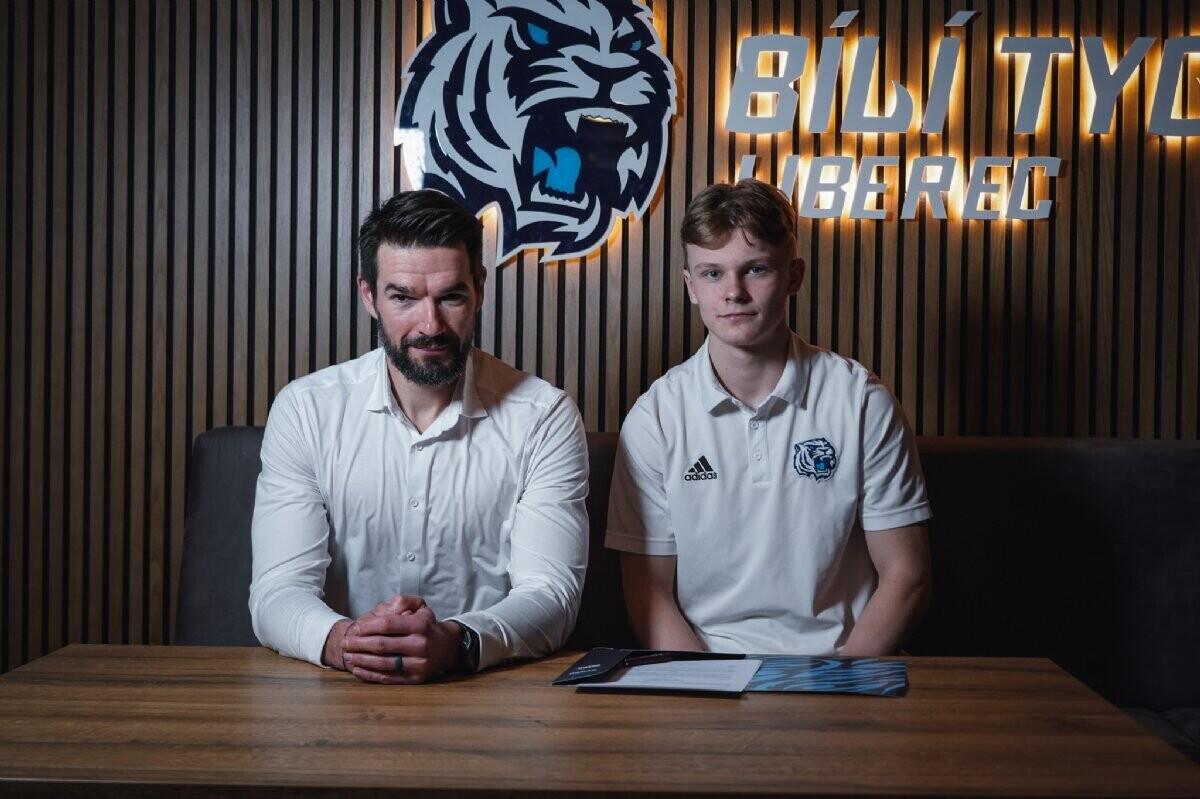 Lukáš Kachlíř při podpisu smlouvy se sportovním ředitelem Michalem Birnerem, foto: www.hcbilitygri.cz